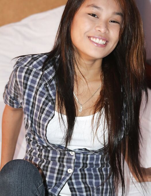 Stunning Filipina Janet Encarnacion strips naked and takes a bubble bath