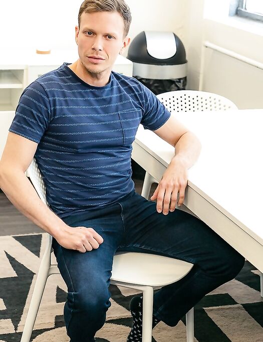 Masqulin Ethan Chase, James Fox