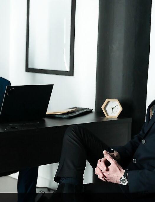 Muscular hunk wanks while showing off his irresistible big dick