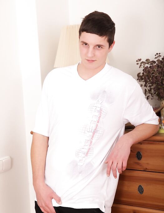 Kinky brunette gay Michael Haze doffs his clothes and masturbates